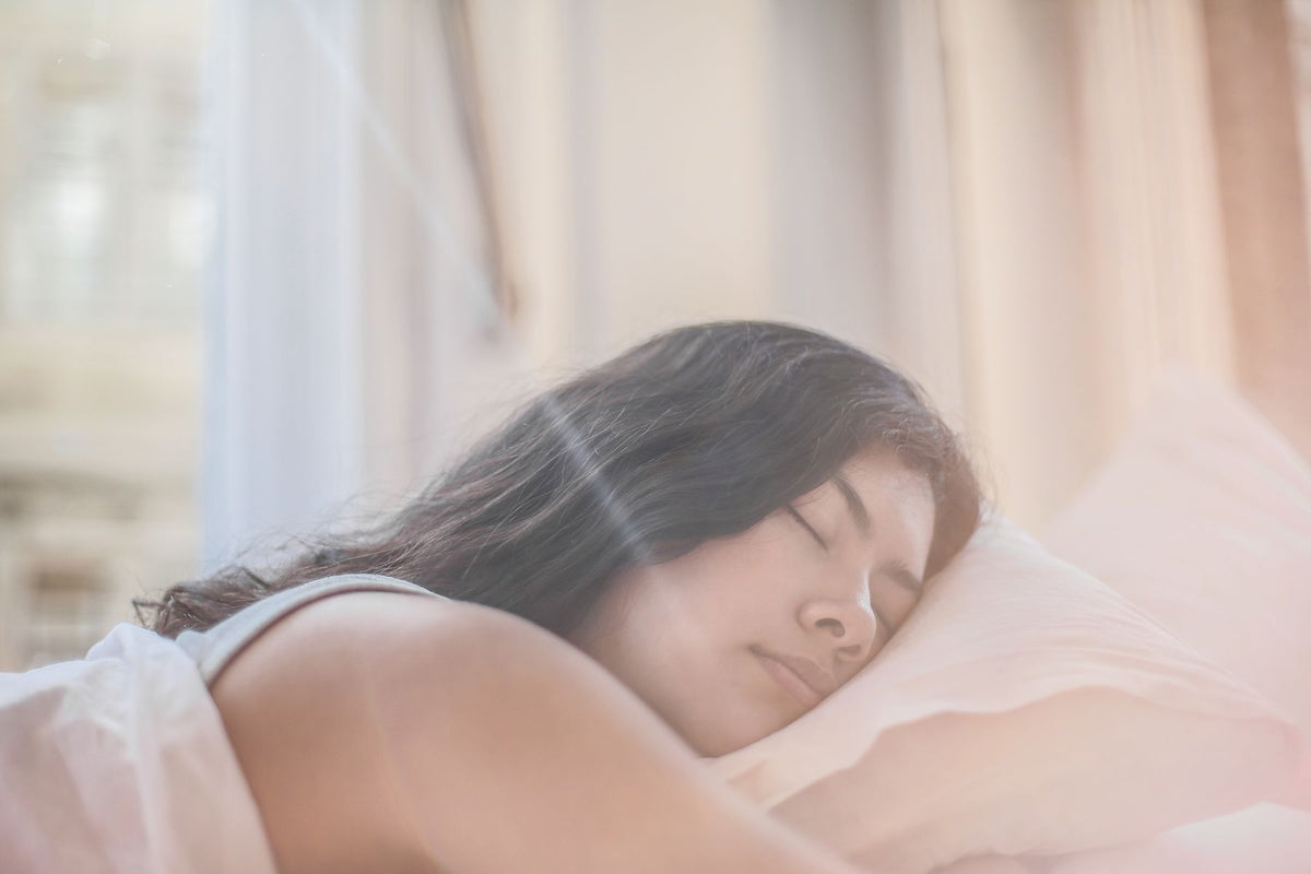 Femme endormie dans une lumière douce