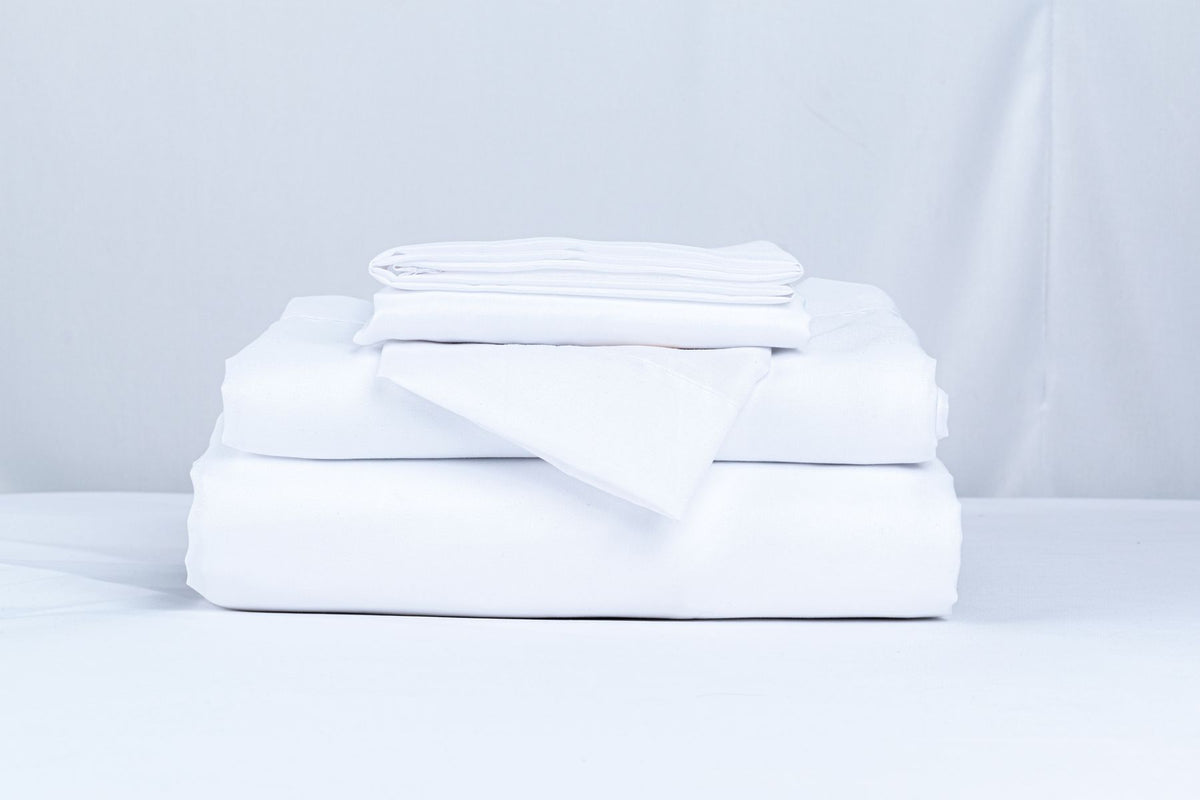 Linge propre plié sur un lit